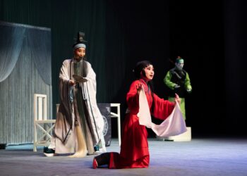 京劇魅力從小扎根     新北花雅戲曲藝術教育推廣協會邀弱勢兒少欣賞國光劇團演出