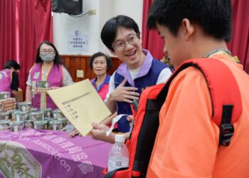 文豪社福基金會攜企業捐贈愛心物資     助三重弱勢家庭滿足生活所需