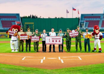 軍民同樂     蘇俊賓邀國軍看棒球     桃園端午勞軍活動溫馨登場