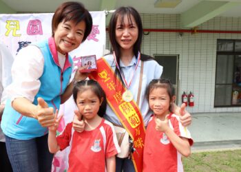 吉安鄉幼「奉茶敬孝」溫馨登場  游淑貞伴百位幼幼寶貝勇敢說愛