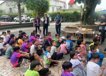 景美國小佳績頻傳 縣議員魏嘉賢與程美蓮攜手鼓勵