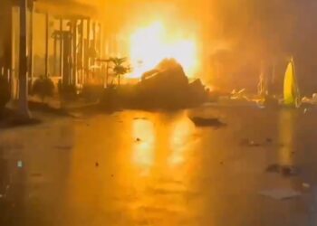 影音/台東成功鎮知名海鮮餐廳暗夜大火 所幸無人傷亡　