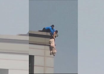 影音/千鈞一髮抓住自殺女 韓國首爾江南車站附近20層樓自殺女子獲救