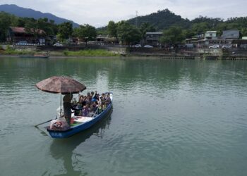 乘船賞螢趣     新北「和美山碧潭擺渡＋賞螢」5/9首發     沉浸星光螢火蟲海