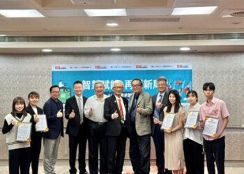 輔大攜手1111人力銀行科技島培育AI人才 421位取得「AI應用規劃師證書」