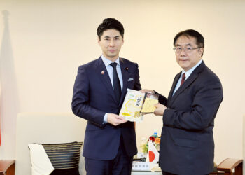 日本自民黨青年局拜會 黃偉哲贈台南越光米紀念跨時空台日情誼