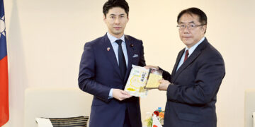 日本自民黨青年局拜會　黃偉哲贈台南越光米紀念跨時空台日情誼
