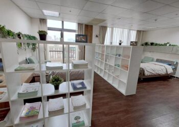 全台首創AI長照!桃園共生宅經國館  導入AI機器人守護長輩生活