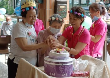影音/透過顏料與親情擁抱 順泰老人長照留下愛的印記