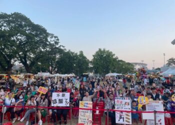 屏東小米縣長偕鐵獅玉玲瓏表演 呼籲全民一起加入「抓車手、斷人頭戶」的打詐行列