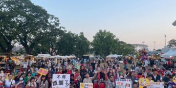 屏東小米縣長偕鐵獅玉玲瓏表演　呼籲全民一起加入「抓車手、斷人頭戶」的打詐行列