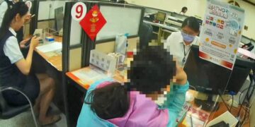 到銀行臨櫃說法前後不一　 內埔警到場反詐宣導