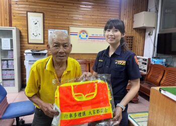 保護阿公阿嬤安全 內埔警送反光背心