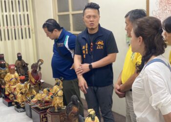 五通宮主委游博程(左二)是一位在廟埕旁長大的在地青年，這份神人共守的情誼，正是五通宮三百年不滅的香火真諦