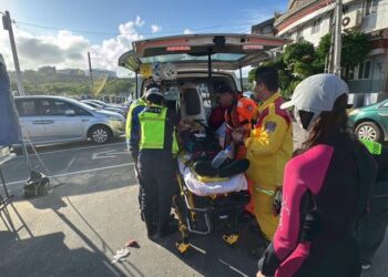 高雄籍遊艇潛客疑遭漁船螺旋槳打傷 海巡與消防緊急協處送醫