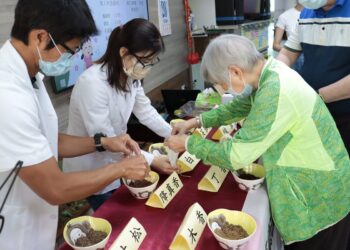 端午飄傳不只粽葉香   護理之家中藥香包傳關懷