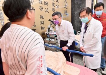 北大國小暴衝車禍釀嚴重傷亡 賴總統、卓院長趕赴醫院探視傷者