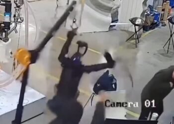 影音/網傳中國一個機器人測試期間襲擊了工程師