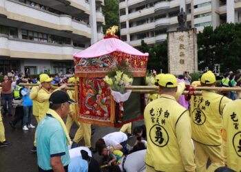 白沙屯「粉紅超跑」停駕達德創建校60年首次   校長率全校師生恭迎媽祖聖駕