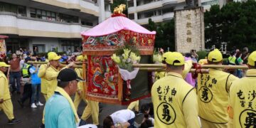 白沙屯「粉紅超跑」停駕達德創建校60年首次   校長率全校師生恭迎媽祖聖駕