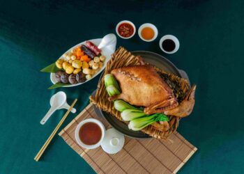 亞果薈推出端午限定三款粽品與傳統名菜「稻草八寶鴨」展現料理美學