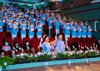 慶祝國際護師節 傳承護理之光 聖母醫專為123名準白衣天使祈福加冠