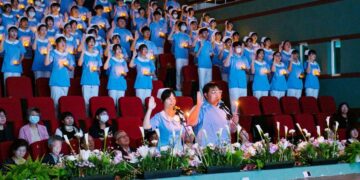 慶祝國際護師節 傳承護理之光 聖母醫專為123名準白衣天使祈福加冠
