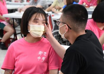 勵志中學辦理母親節感恩懇親  花語謝親恩 催淚展親情