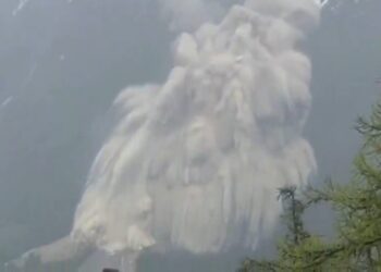 影音/瑞士阿爾卑斯冰川崩塌  山村9成被毀