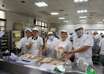 勞動部職訓課程助失業者習得一技之長烘焙麵包學成助弱勢 義賣捐家扶展愛心