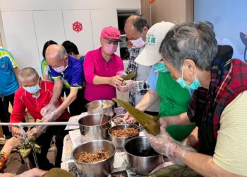 端午佳節傳遞溫情 田中秀和苑日照中心長者樂包粽