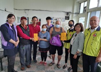 大愛暖三峽 3子女罹罕病 圓融行善團、一竹慈善會送暖24萬