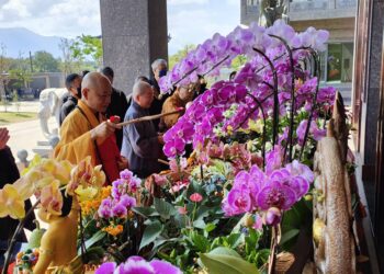 浴佛獻慈心、佛恩傳愛意」　佛恩寺母親節前夕溫暖發放助學金 千人齊聚沐佛恩