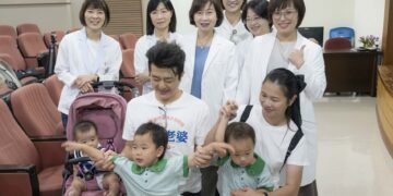 八次試管療程，超越 1000 針的勇氣，雙寶升格三寶媽咪　高醫婦產部陪媽咪開心過母親節