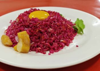 日香美食坊獨創仙人掌炒飯。（圖/翻攝自葉竹林粉專）