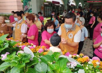 慶祝佛誕節暨母親節浴佛祈福 願高雄榮家長輩福壽安康