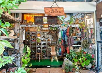 「臺南奇人帶路」系列報導10 接地氣的傳統文化　振行鞋行百年木屐老店郭宗興訴說腳下故事