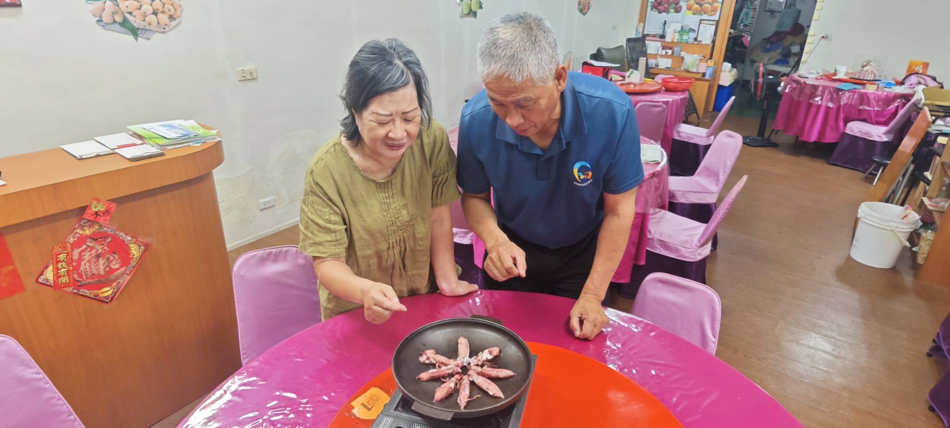 老闆娘蔡金玉為葉竹林解說「焅小管」。(圖/翻攝自葉竹林臉書粉專)