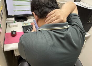 低頭滑太久、電腦看整天　小心頸因性頭痛悄悄上身
