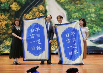 東華附小校長鮑明鈞榮退 邁向另一快意人生