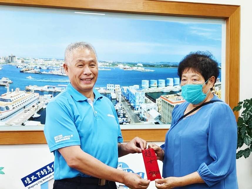 希望急難救助基金會成員、前馬公市長葉竹林代表基金會捐助慰助金。(圖/翻攝自葉竹林臉書)