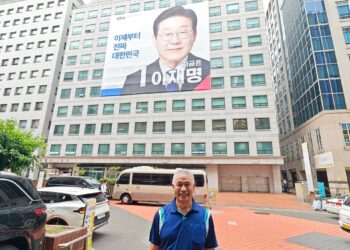 葉竹林6月2日韓國觀選期間前往首爾汝矣島國會山莊附近共同民主黨總統候選人李在明競選總部參訪。（圖/翻攝自葉竹林臉書）