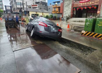 自小客陷入路面施工坑洞 岡警到場協助排除並釐清原因