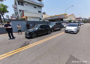 三民區民族一路與大昌路口 自小客倒車撞等紅燈租賃自小客車車禍無人受傷