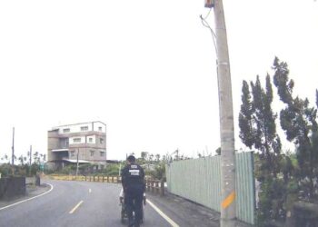 老翁坐輪椅500米看診 東港暖警推行護送返家
