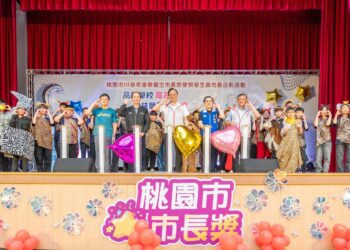 張善政出席林森國小市長獎合影     勉勵畢業生持續自律     追求卓越