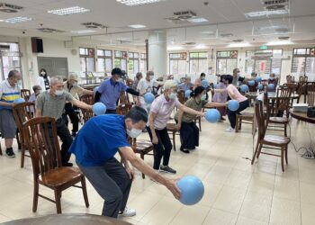 榮家開辦延緩失能系列課程 住民樂活極球律動提升柔軟度