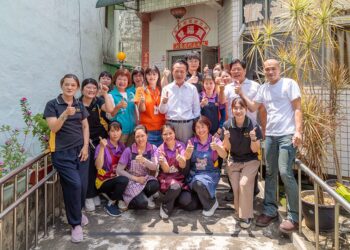 翁章梁化身「一日關懷人」 走入機構與失依長者話家常