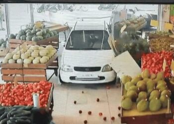 影音/嘉義市70歲婦人駕車失控撞進農產行 所幸無人傷亡