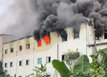 影音/礁溪鄉龍泉路烤漆工廠發生嚴重火警 千坪鐵皮廠房陷入火海